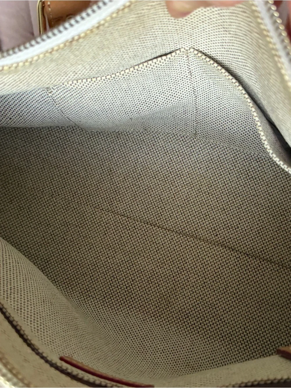 Dooney & Bourke clean interior✨